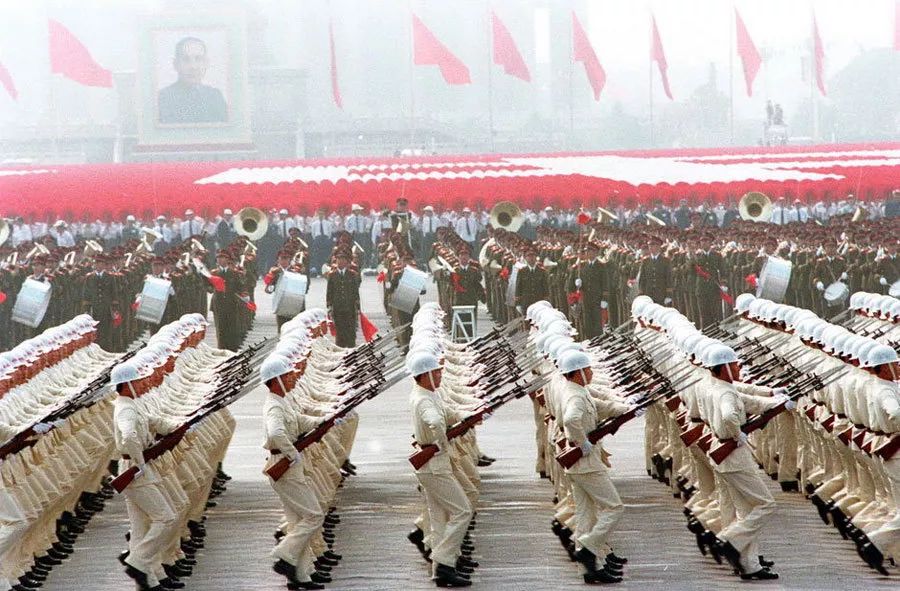 中國(guó)閱兵史上的霸氣瞬間，回顧1984年的閱兵盛況，中國(guó)閱兵史上的霸氣瞬間，回顧1984年閱兵盛況的震撼瞬間