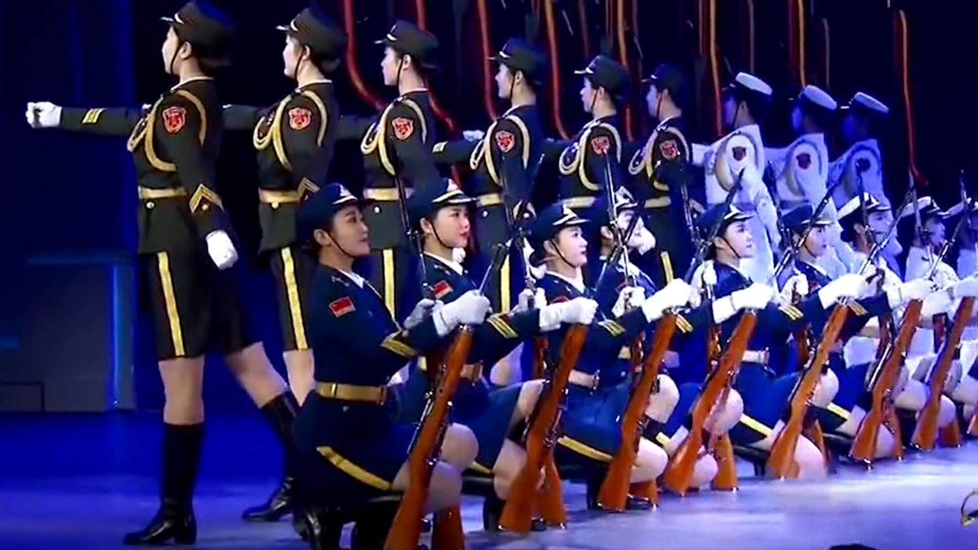 三軍女兵隊(duì)跳舞，展現(xiàn)力量與柔美的完美結(jié)合，三軍女兵隊(duì)舞蹈，力量與柔美的完美交融