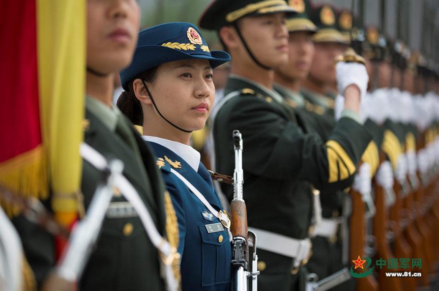三軍儀仗隊女兵中隊，展現(xiàn)新時代巾幗英雄風(fēng)采，三軍儀仗隊女兵中隊，新時代巾幗英雄的風(fēng)采展現(xiàn)