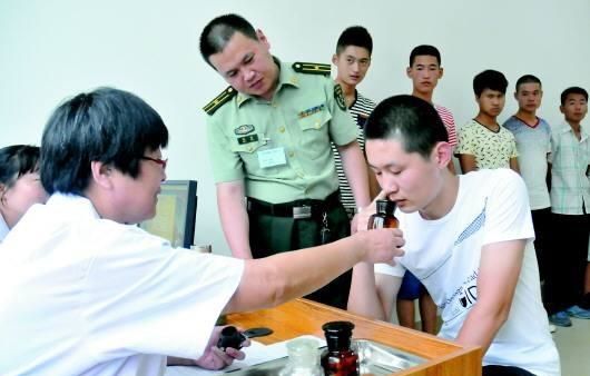 男兵體檢的尷尬圖，理解與尊重的重要性，男兵體檢中的尊重與理解的必要性，尷尬瞬間的思考