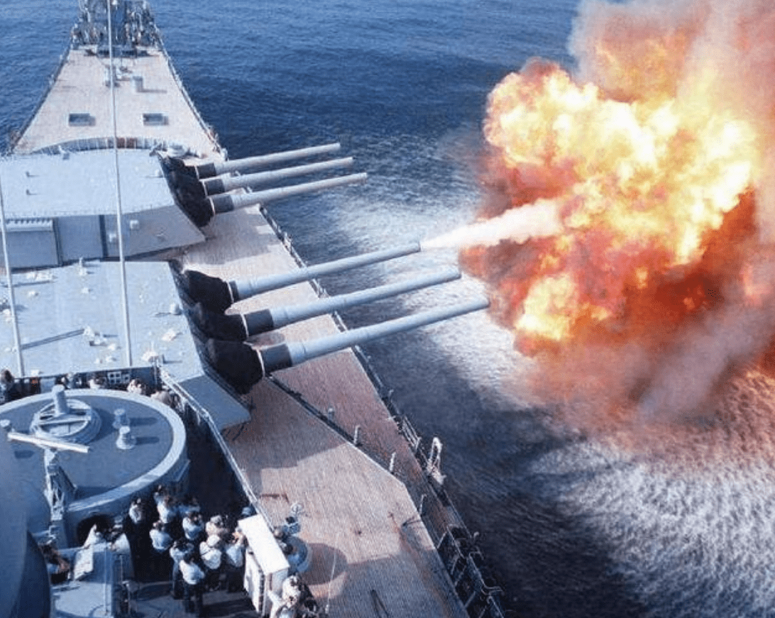 為什么岸炮打不過艦炮，深度解析背后的原因，岸炮與艦炮的較量，解析背后的原因與差異